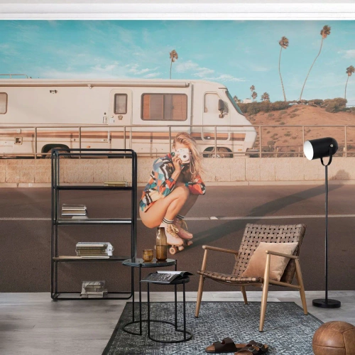 Fototapet Premium Sand - Ett leende, tack! - Landskap, Husbil, Kvinna - 350x256 cm