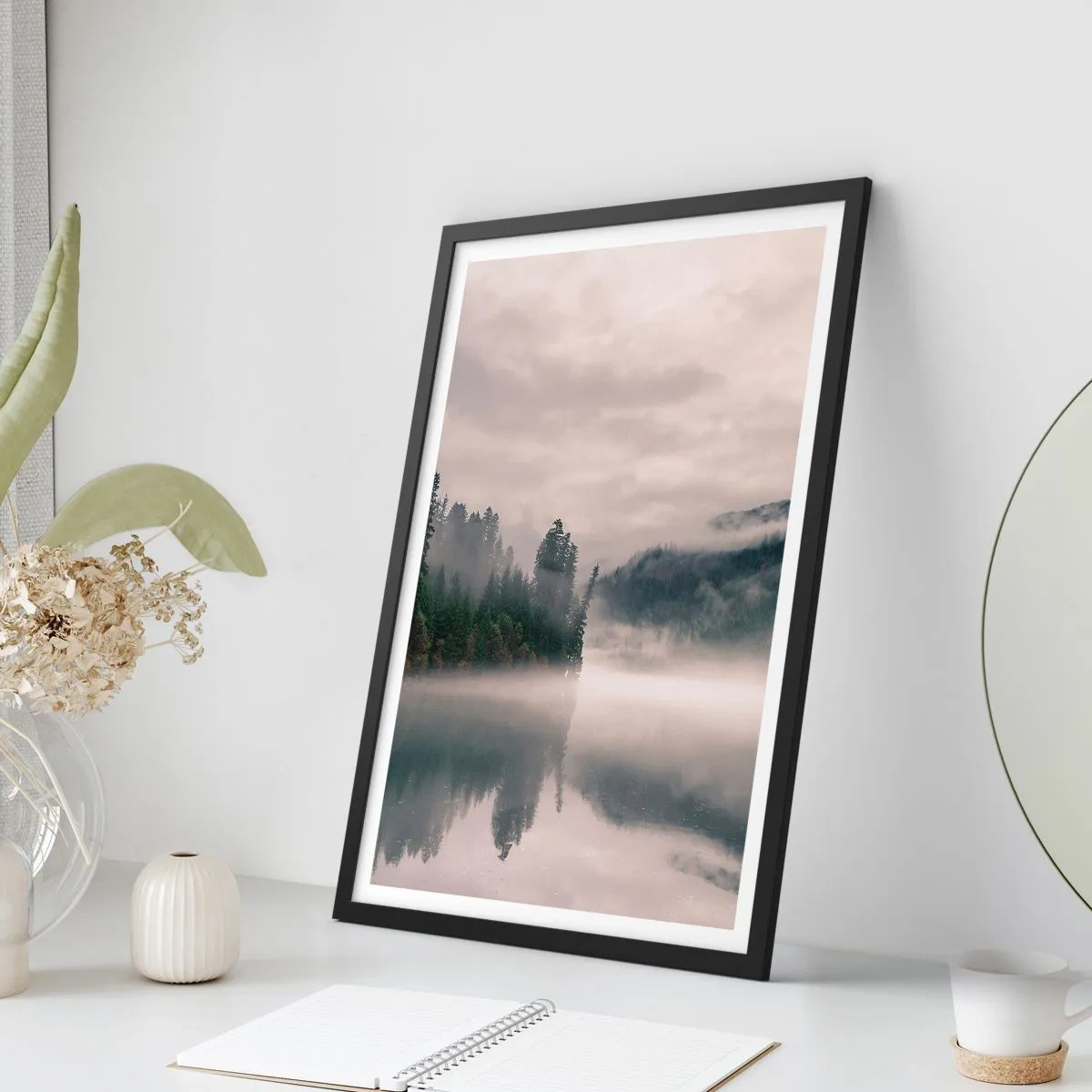 Affisch i svart ram - En dimmig skog som speglas i sjöns lugna yta - 50x70cm - I förundran, i dimman - Modern väggdekoration för vardagsrum och sovrum ARTTOR