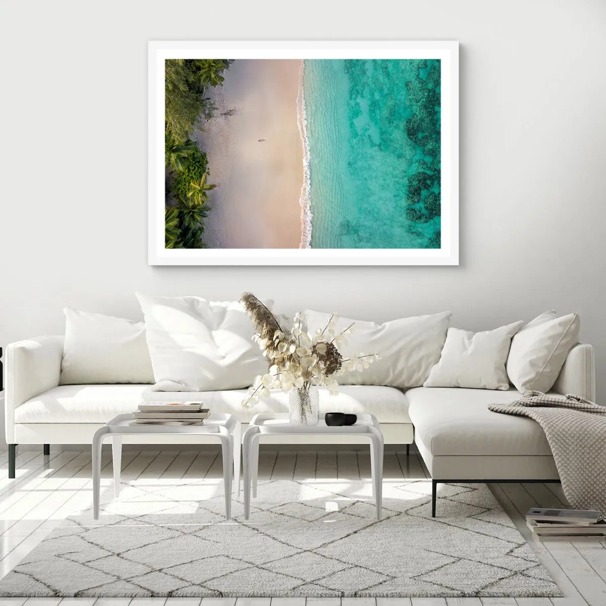 Affisch i vit ram - En strand i paradiset - 100x70 cm