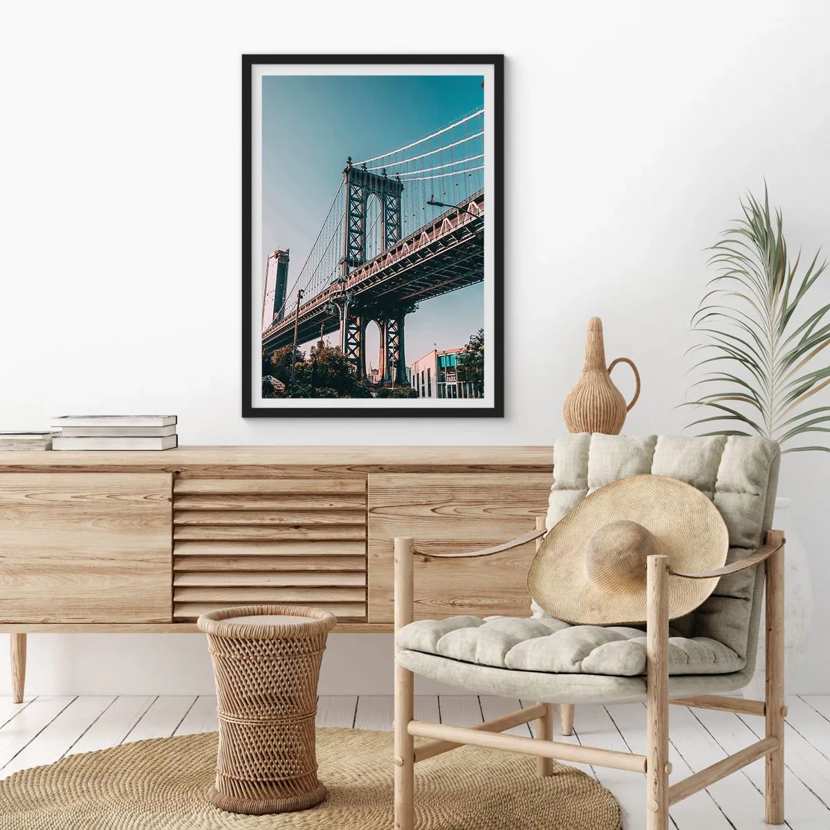 Affisch i svart ram - En hängbro i en modern stad mot en blå himmel - 50x70cm - Över stadens vågor - Modern väggdekoration för vardagsrum och sovrum ARTTOR