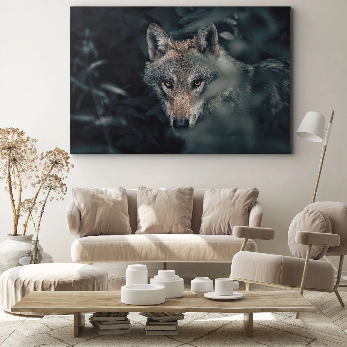 Canvastavla - Bild på duk - En varg i sin naturliga miljö, tittande ut från skogens djup. - 70x50cm - Jägare - Modern väggdekoration för vardagsrum och sovrum ARTTOR