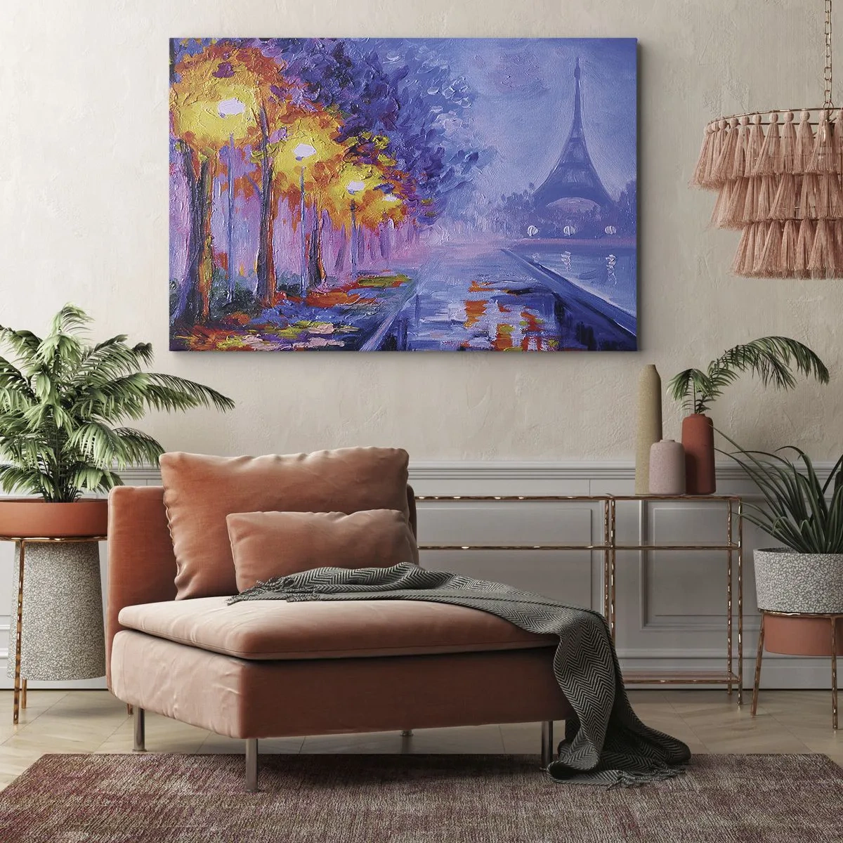 Canvastavla - Bild på duk - En allé med lyktor i Paris med Eiffeltornet i bakgrunden - 70x50cm - Drömpromenad - Modern väggdekoration för vardagsrum och sovrum ARTTOR