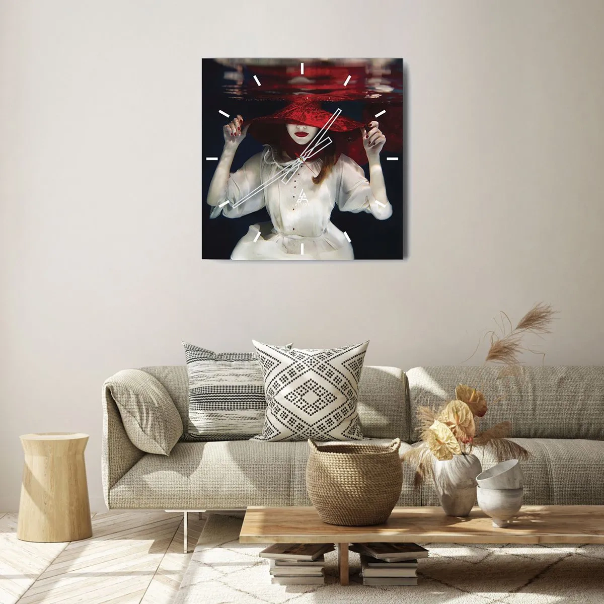 Väggklocka - Klocka på glas - Konstig fru - 40x40 cm