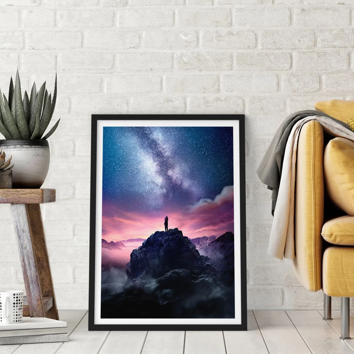 Affisch i svart ram - Silhuett av en person på en bergstopp under en stjärnklar himmel - 50x70cm - Och han kände livet - Modern väggdekoration för vardagsrum och sovrum ARTTOR