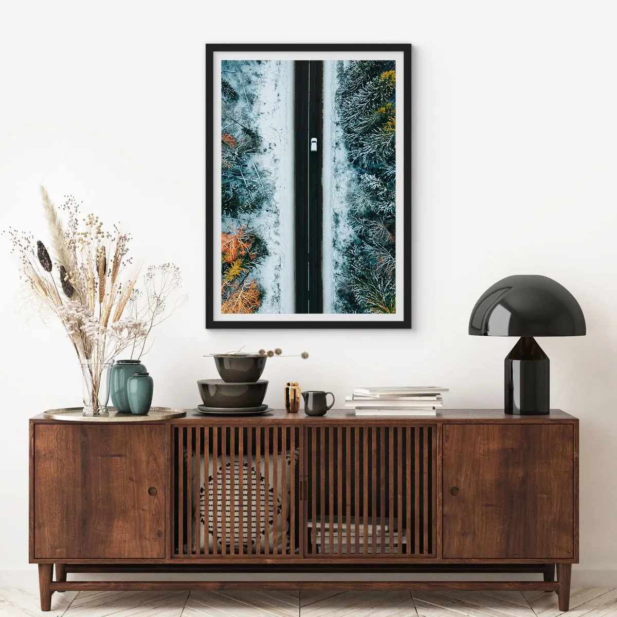 Affisch i svart ram - En fågelperspektiv av en vinterskog med en väg och en enda bil - 50x70cm - Genom vinterskogen - Modern väggdekoration för vardagsrum och sovrum ARTTOR