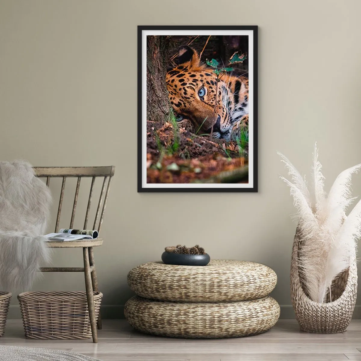 Affisch i svart ram - En liggande leopard med intensiva blå ögon - 50x70cm - Tro mig - Modern väggdekoration för vardagsrum och sovrum ARTTOR