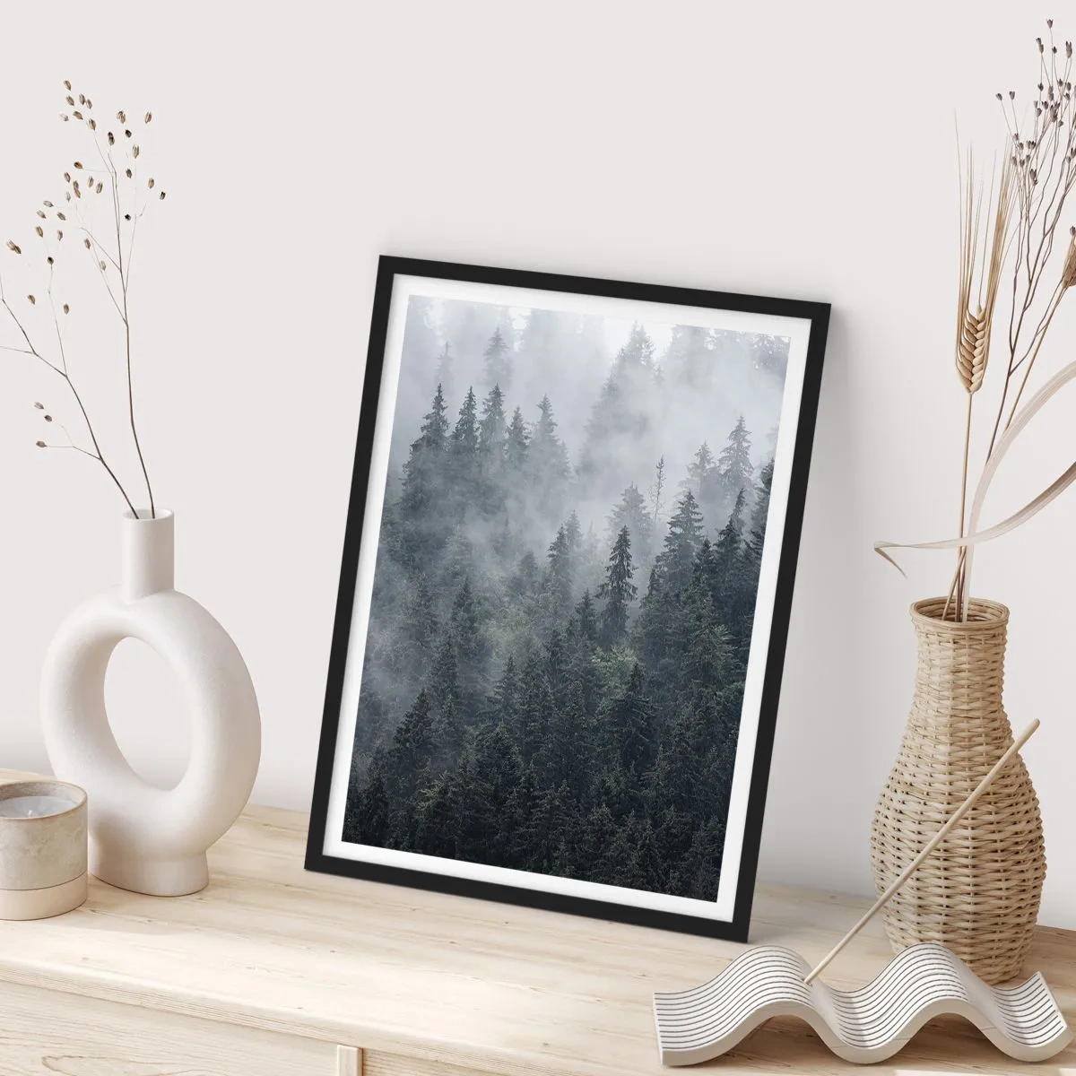 Affisch i svart ram - En dimmig skog med höga barrträd - 50x70cm - Gryning i skogen - Modern väggdekoration för vardagsrum och sovrum ARTTOR