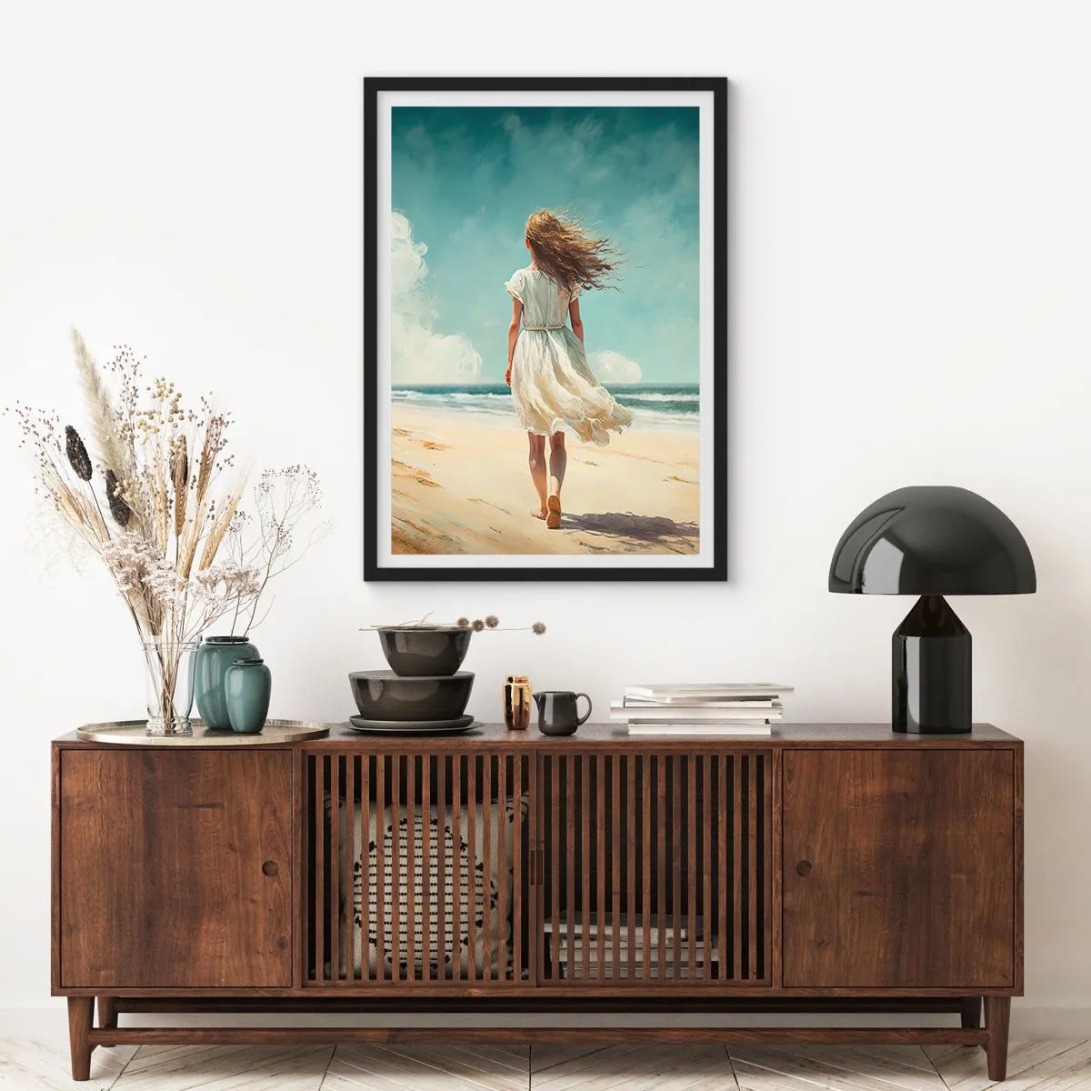 Affisch i svart ram - En kvinna i vit klänning som går på stranden vid havet - 50x70cm - Att möta solen och vinden - Modern väggdekoration för vardagsrum och sovrum ARTTOR