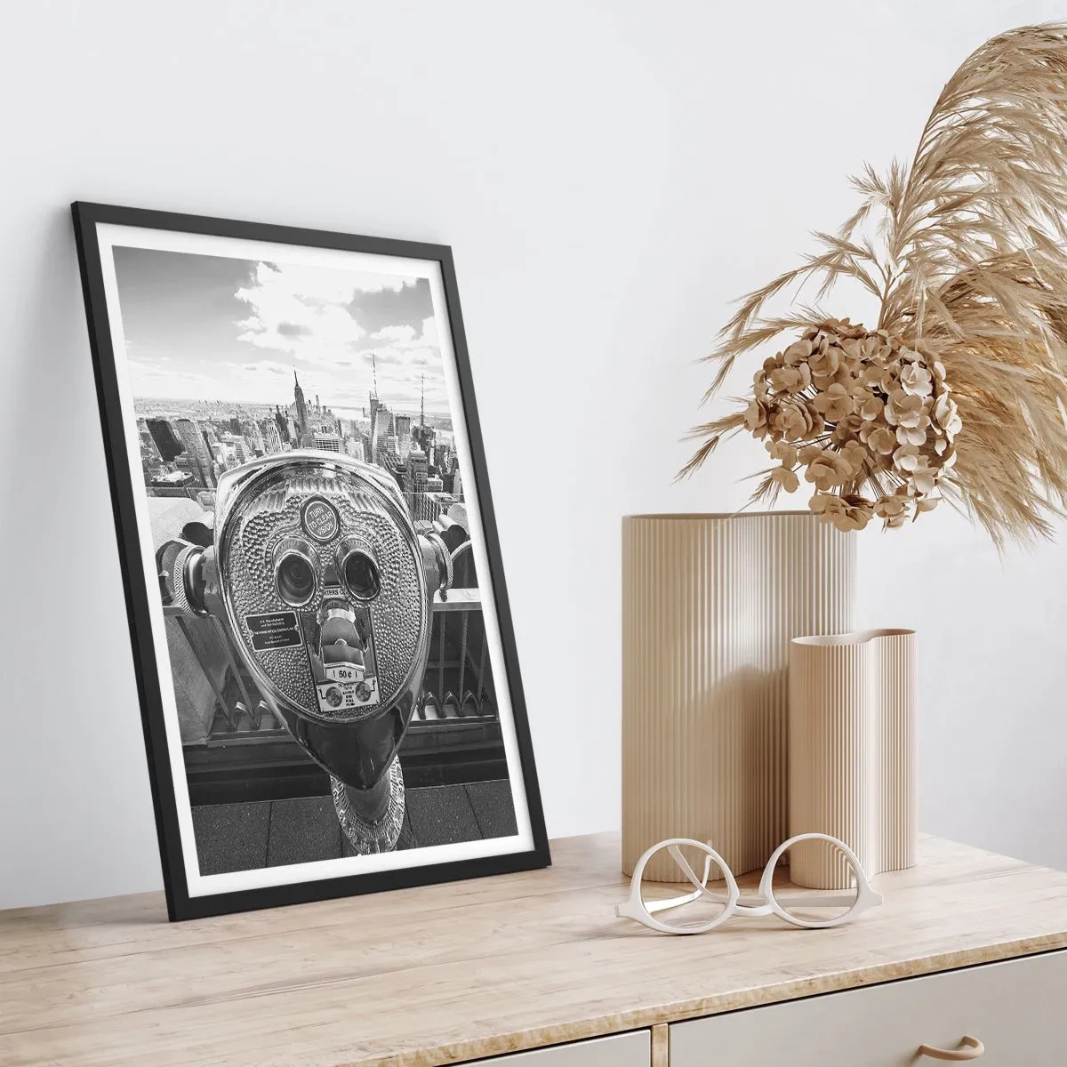 Affisch i svart ram - En monokromatisk vy över New York City med kikare i förgrunden. - 50x70cm - Stad över städerna - Modern väggdekoration för vardagsrum och sovrum ARTTOR
