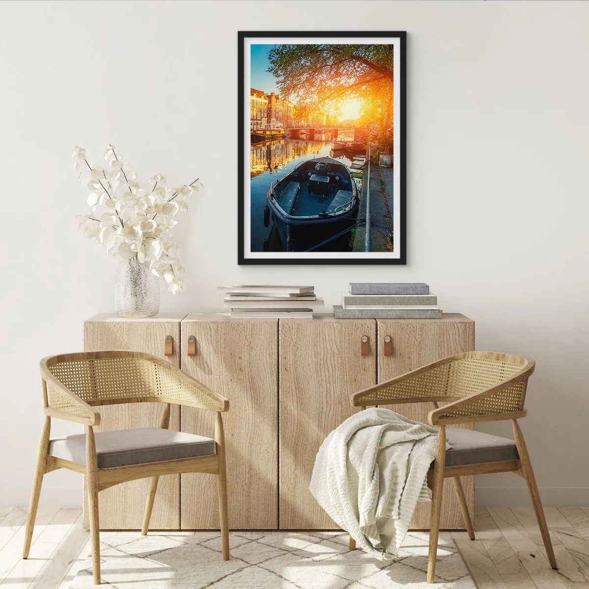 Affisch i svart ram - Kanal med båt vid solnedgången - 50x70cm - En morgon i Amsterdam - Modern väggdekoration för vardagsrum och sovrum ARTTOR