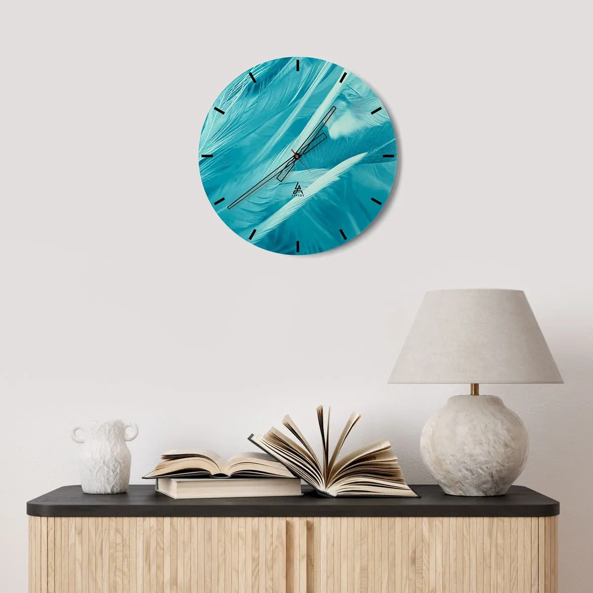 Väggklocka - Klocka på glas - Blå fjädrar i en delikat bild - 30x30cm - Drunkna i dun - Modern väggdekoration för vardagsrum, kök och sovrum ARTTOR
