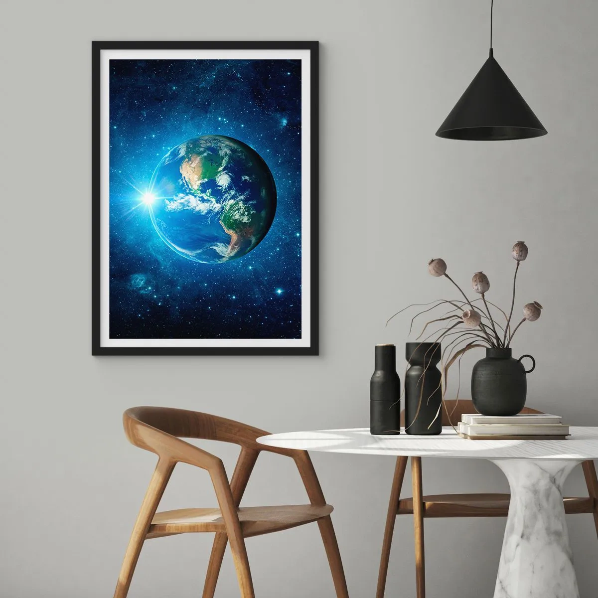 Affisch i svart ram - Vy över jorden från rymden mot bakgrund av stjärnor - 50x70cm - Vi är i himlen - Modern väggdekoration för vardagsrum och sovrum ARTTOR