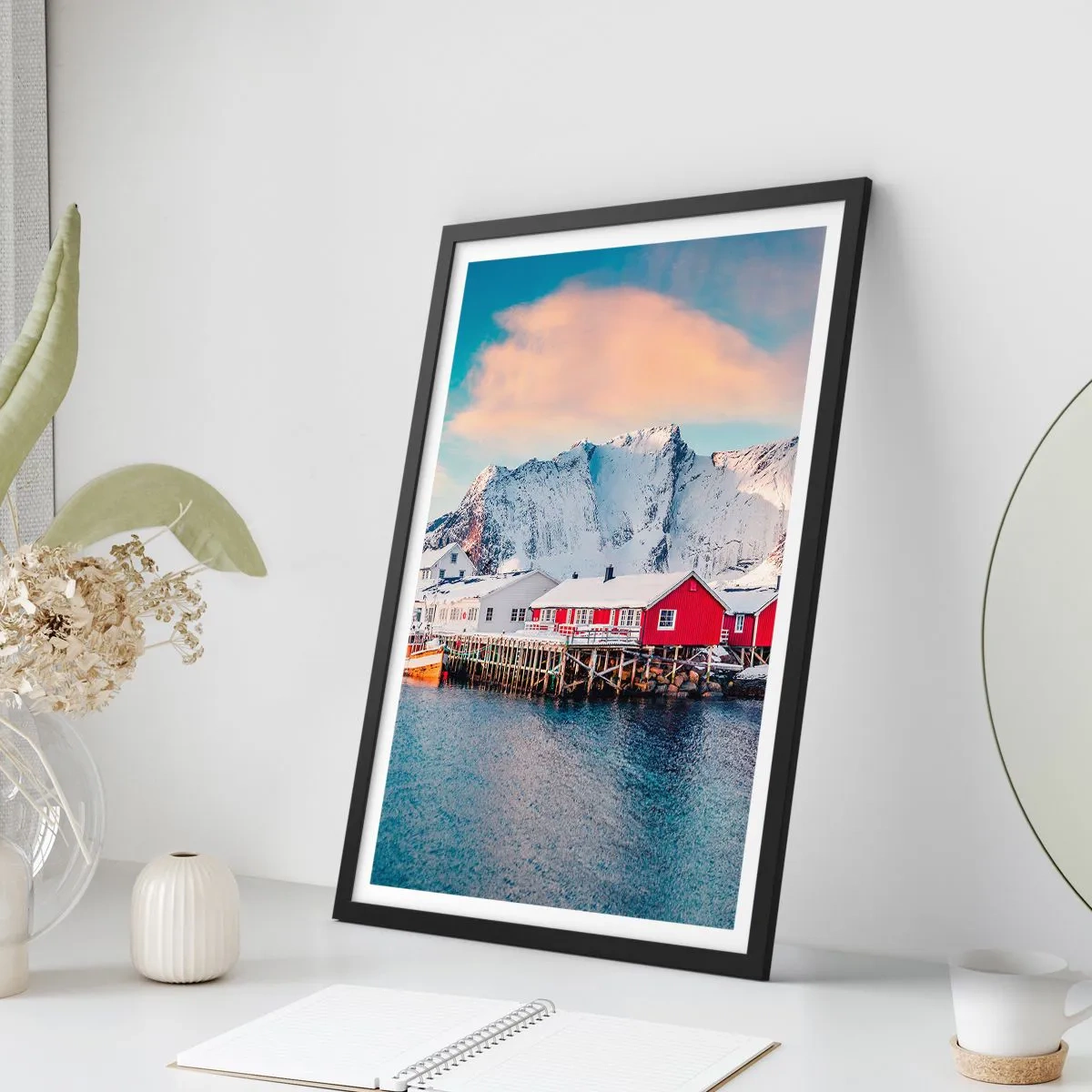 Affisch i svart ram - Skandinaviska hus mot bakgrund av snöklädda berg och lugnt vatten - 50x70cm - Nordligt gömställe - Modern väggdekoration för vardagsrum och sovrum ARTTOR