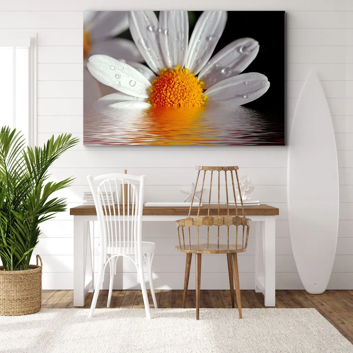 Canvastavla - Bild på duk - En vit prästkrage med vattendroppar nedsänkta i en vattenreflektion - 70x50cm - Prästkrages uppstigande sol - Modern väggdekoration för vardagsrum och sovrum ARTTOR