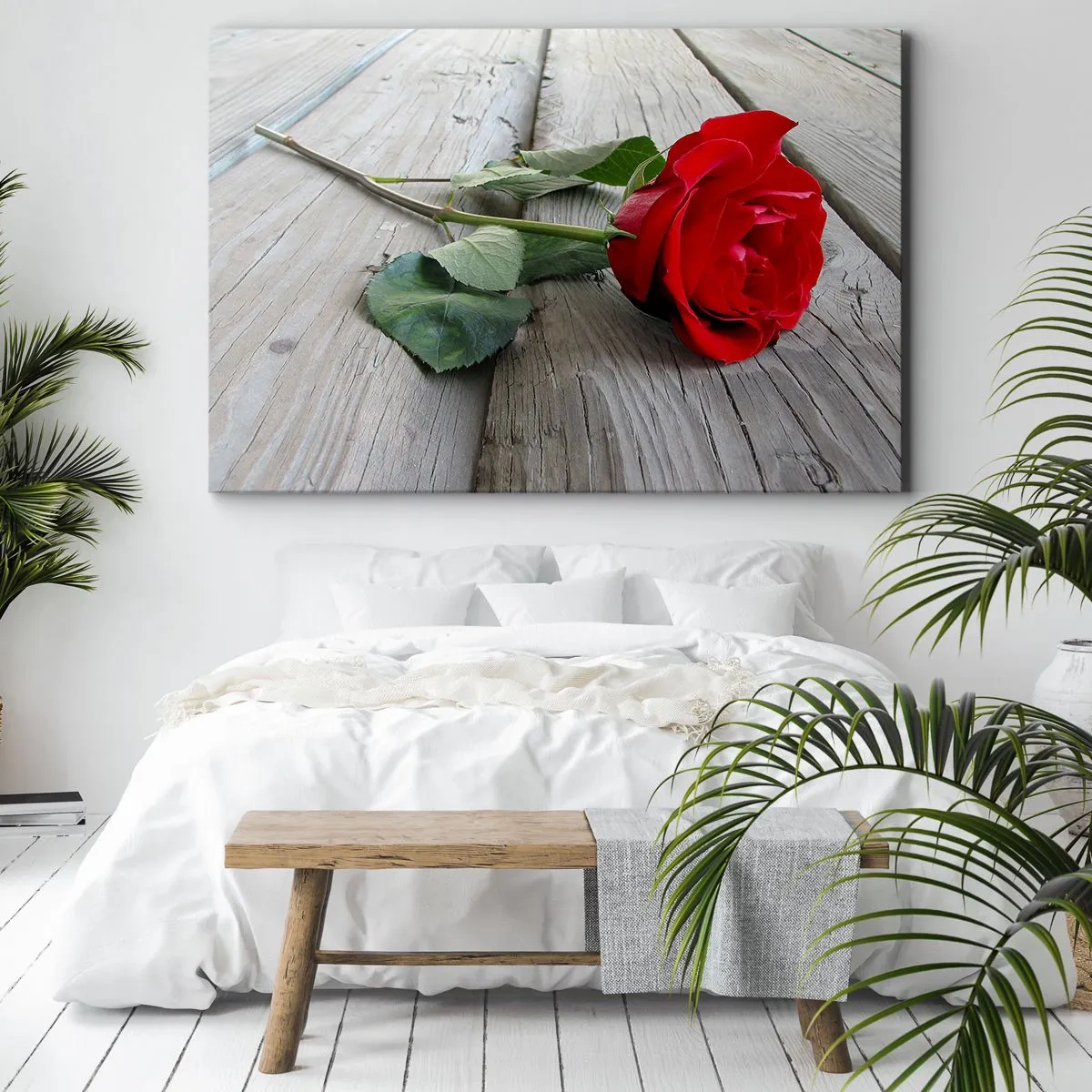 Canvastavla - Bild på duk - Röd ros på en träbakgrund - 70x50cm - En studie i scharlakansröd - Modern väggdekoration för vardagsrum och sovrum ARTTOR