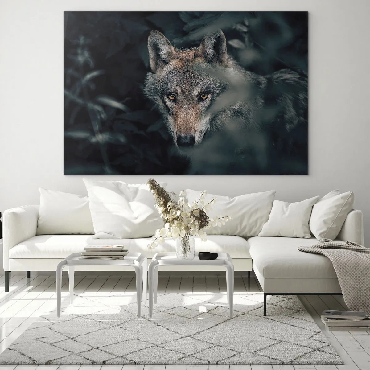 Glastavla - Bild på glas - En varg vaksamt tittar från sitt gömställe i skogssnåret - 70x50cm - Jägare - Modern väggdekoration för vardagsrum och sovrum ARTTOR