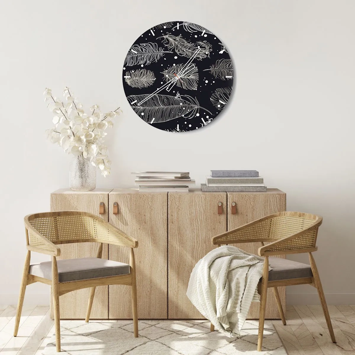 Väggklocka - Klocka på glas - Vita fjädrar på svart bakgrund med fina detaljer - 30x30cm - Fjäderspets - Modern väggdekoration för vardagsrum, kök och sovrum ARTTOR