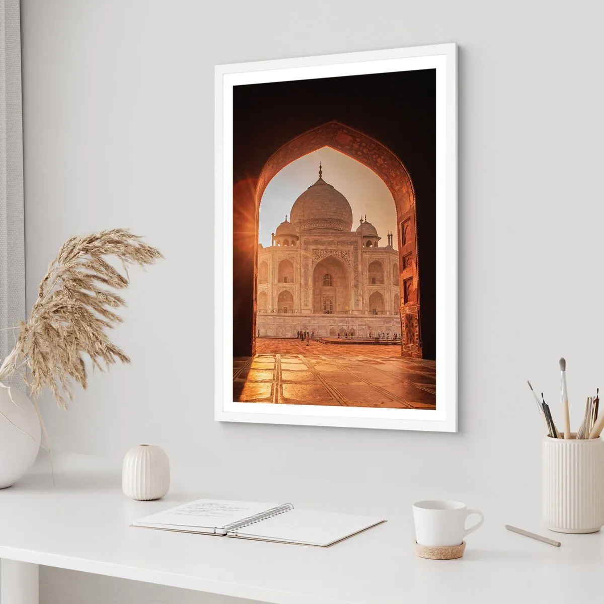 Affisch i vit ram - Ett monument över överjordisk kärlek - 61x91 cm