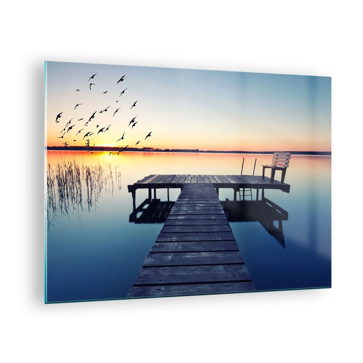 Glastavla - Bild på glas - En pir vid sjön med utsikt över solnedgången och fåglar i flykt - 70x50cm - Det var en bra dag - Modern väggdekoration för vardagsrum och sovrum ARTTOR