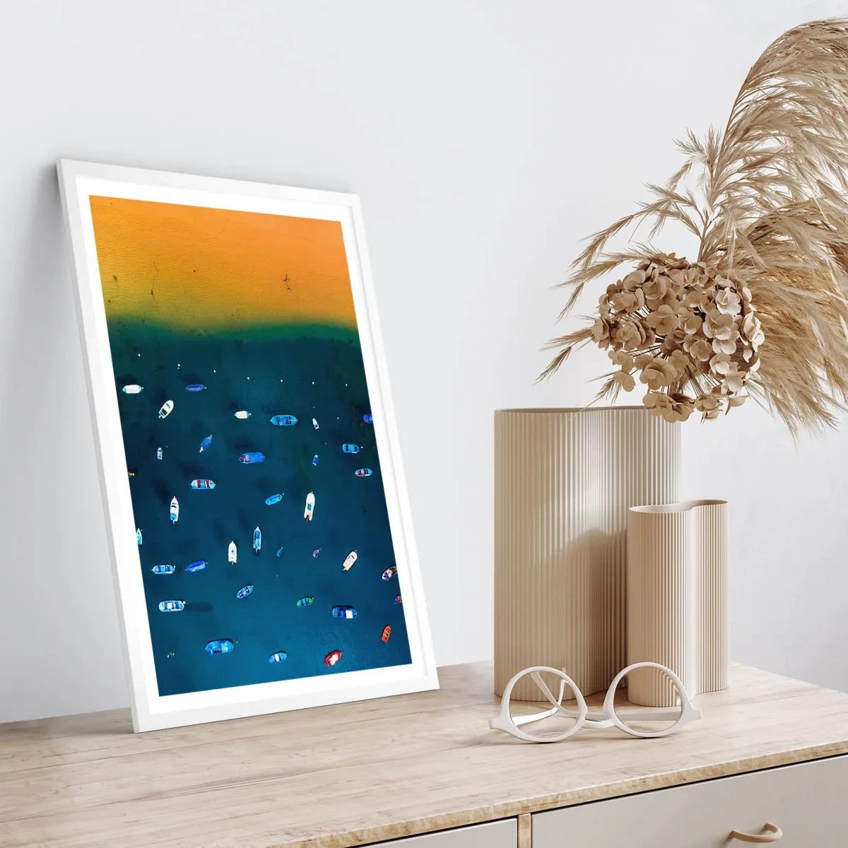 Affisch i vit ram - Ett semesterspel - 61x91 cm