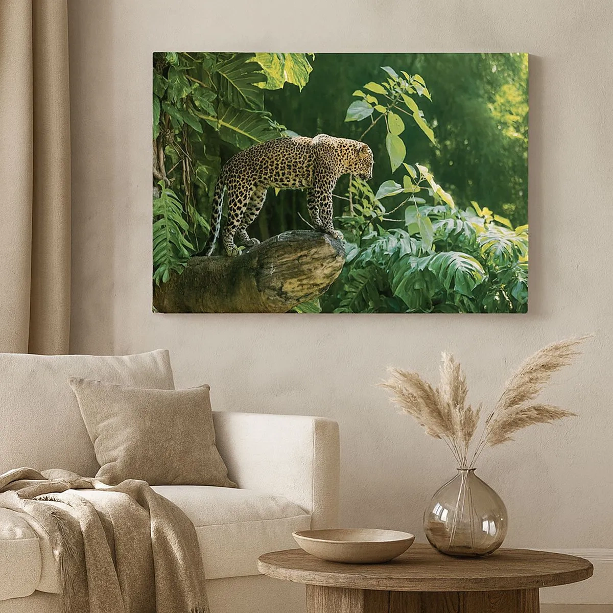 Canvastavla - Bild på duk - En leopard som står på en klippa omgiven av tropisk vegetation - 70x50cm - På jakt? - Modern väggdekoration för vardagsrum och sovrum ARTTOR