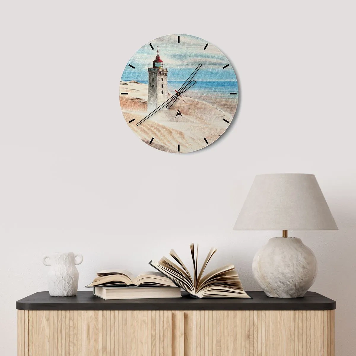 Väggklocka - Klocka på glas - En fyr på sanddynerna vid havet - 30x30cm - Tittar alltid i havet - Modern väggdekoration för vardagsrum, kök och sovrum ARTTOR