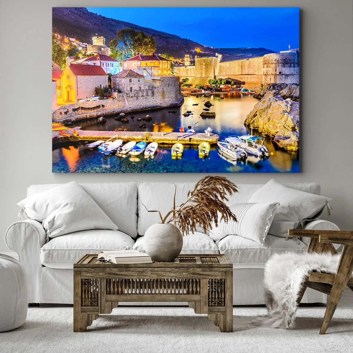 Canvastavla - Bild på duk - En pittoresk hamn på natten med upplysta byggnader - 70x50cm - Ljus natt över Adriatiska havet - Modern väggdekoration för vardagsrum och sovrum ARTTOR