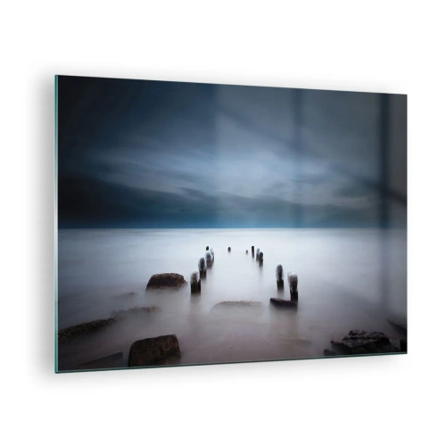 Glastavla - Bild på glas - Atmosfäriskt kustlandskap med träpålar - 70x50cm - Fundersam sjö - Modern väggdekoration för vardagsrum och sovrum ARTTOR