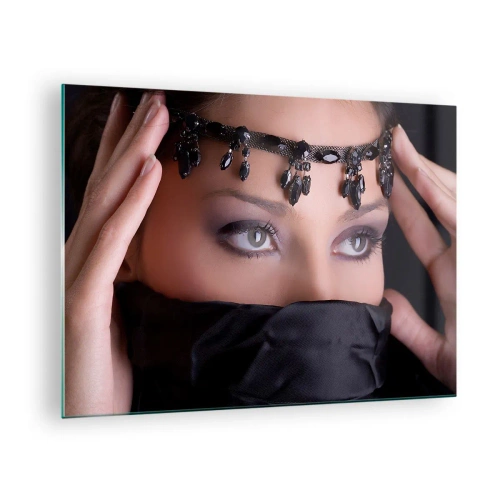 Glastavla - Bild på glas - Ett kvinnans ansikte med en utsmyckad tiara och en intensiv blick - 70x50cm - Lockande orientalisk hemlighet - Modern väggdekoration för vardagsrum och sovrum ARTTOR