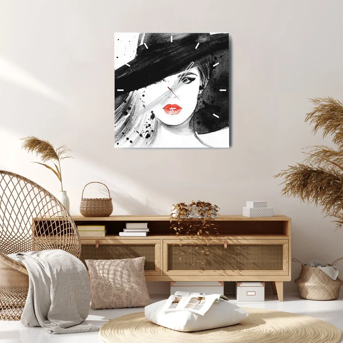 Väggklocka - Klocka på glas - En dam i svart - 30x30 cm