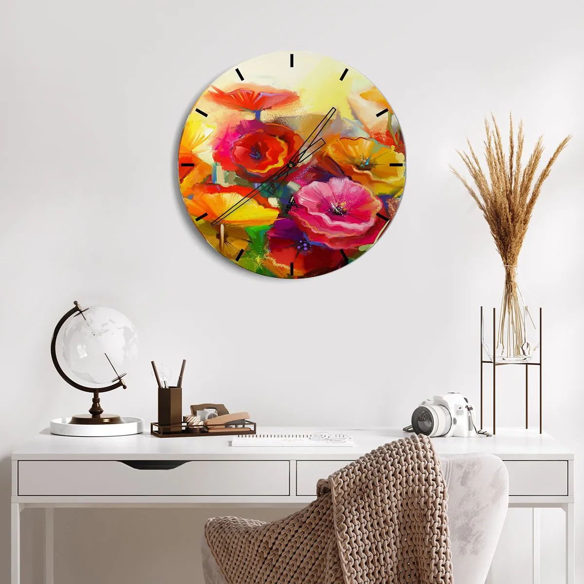 Väggklocka - Klocka på glas - Abstrakta färgglada blommor på en ljus bakgrund - 30x30cm - Inte bara rött - Modern väggdekoration för vardagsrum, kök och sovrum ARTTOR