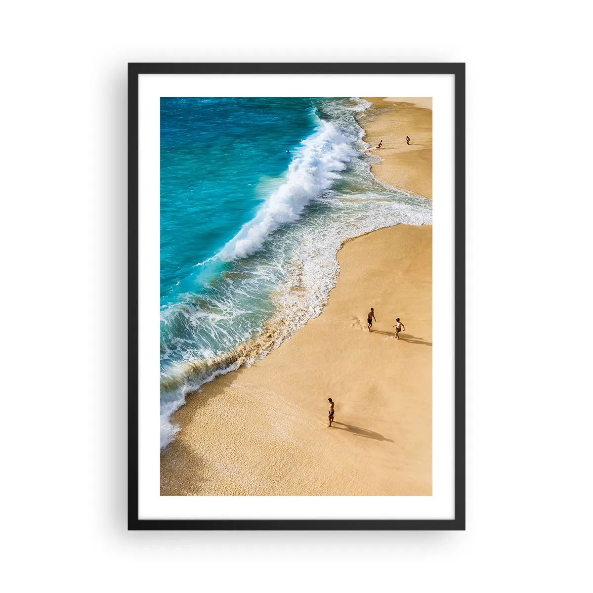Affisch i svart ram - En gyllene strand med turkosa vågor och människor som går omkring - 50x70cm - Och sedan solen, stranden... - Modern väggdekoration för vardagsrum och sovrum ARTTOR