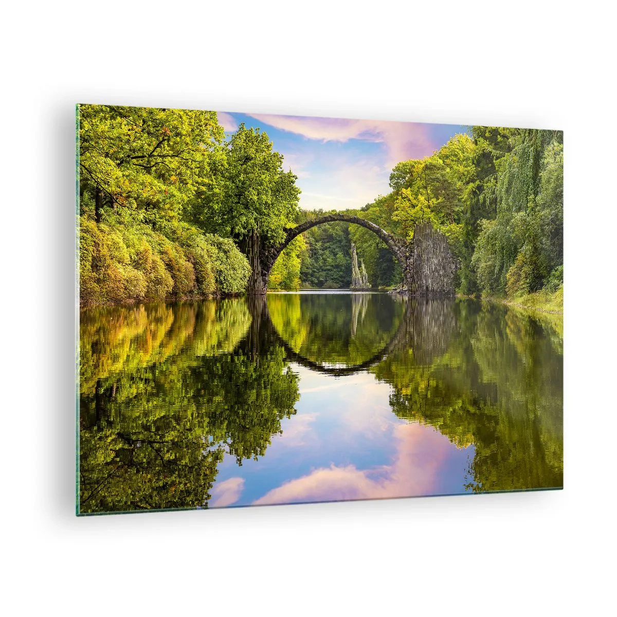 Glastavla - Bild på glas - En stenbro reflekterad i sjöns lugna yta - 70x50cm - På skarven mellan två världar - Modern väggdekoration för vardagsrum och sovrum ARTTOR