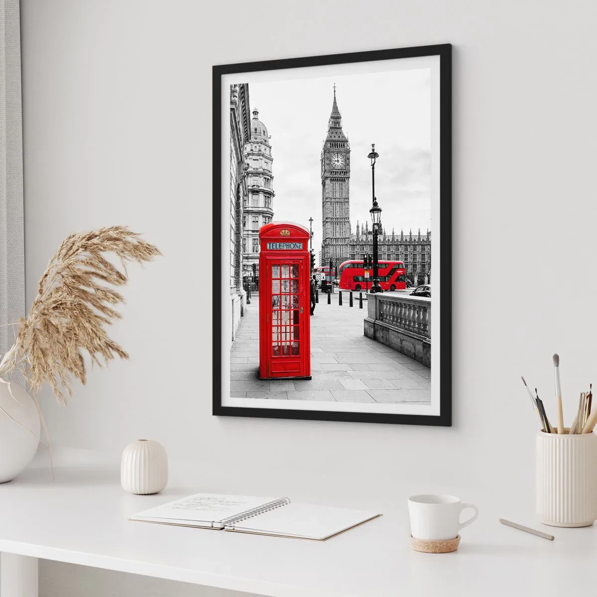 Affisch i svart ram - En röd telefonkiosk med Big Ben och en buss i bakgrunden. - 50x70cm - London utan tvekan - Modern väggdekoration för vardagsrum och sovrum ARTTOR