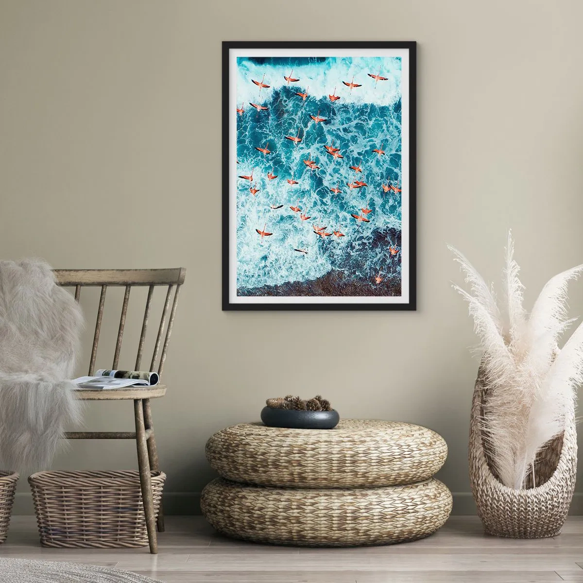 Affisch i svart ram - Flamingos ovanför havets vågor i intensiva färger - 50x70cm - Kustparad - Modern väggdekoration för vardagsrum och sovrum ARTTOR