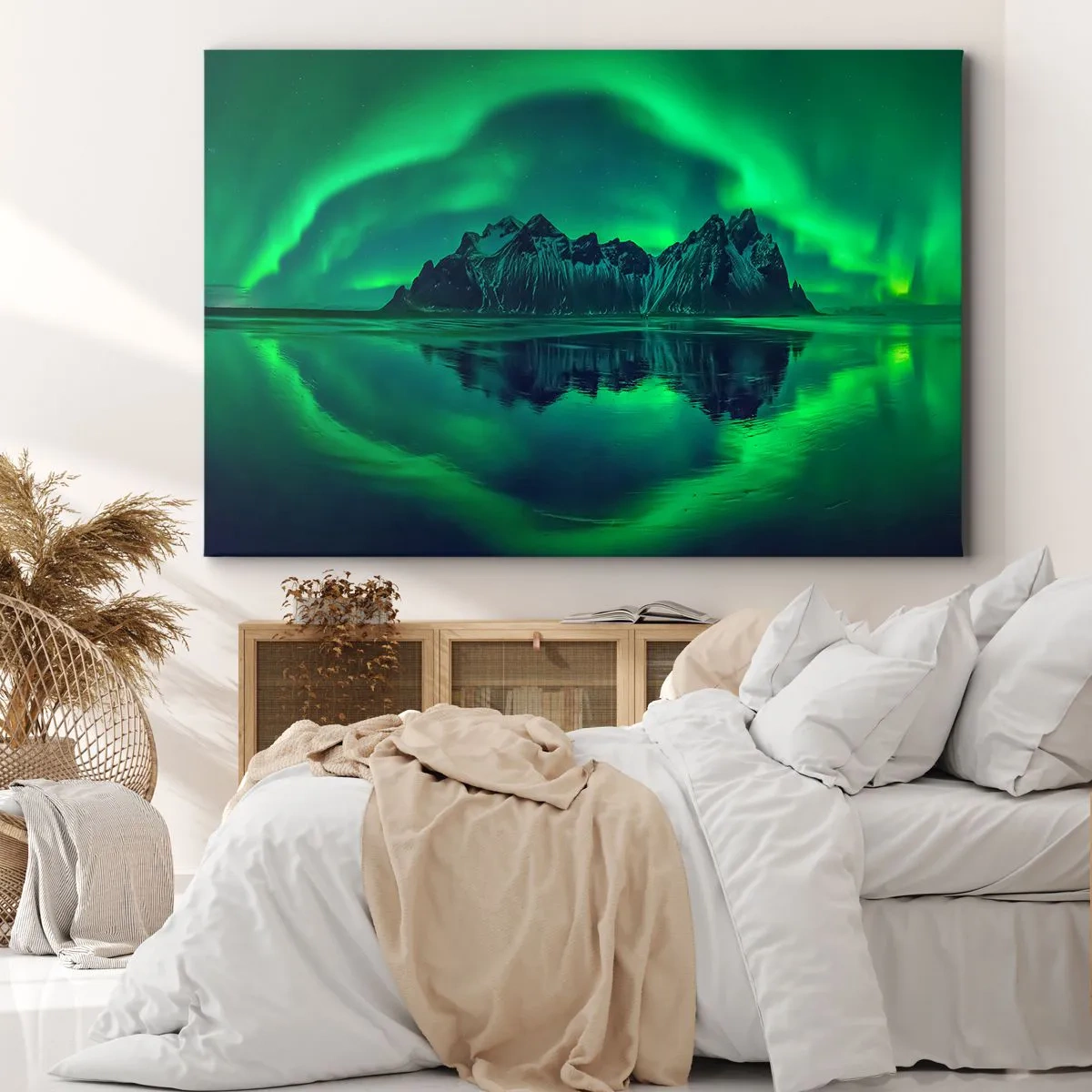 Canvastavla - Bild på duk - Berg omgivna av norrsken som speglas i vattnet - 70x50cm - I skenets famn - Modern väggdekoration för vardagsrum och sovrum ARTTOR