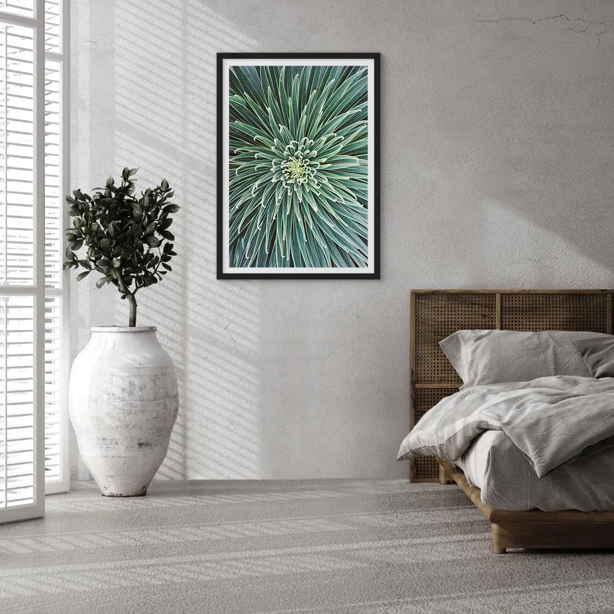 Affisch i svart ram - En närbild av en grön växt med symmetriska blad. - 50x70cm - Stjärna föds - Modern väggdekoration för vardagsrum och sovrum ARTTOR