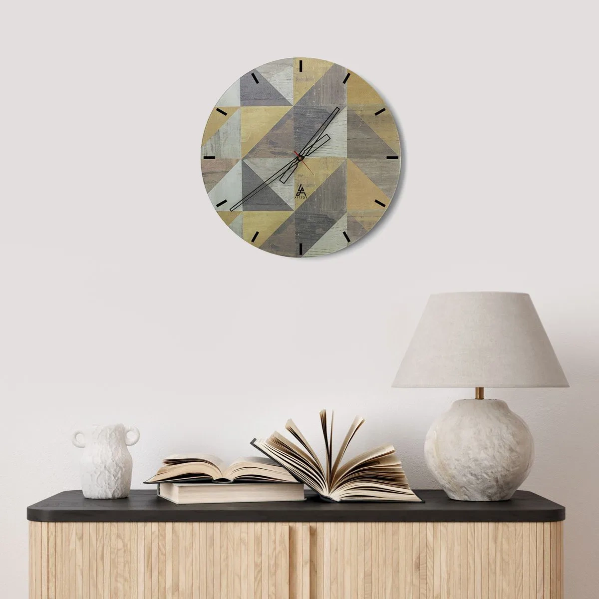 Väggklocka - Klocka på glas - Geometriskt mönster av trianglar i nyanser av grått och beige - 30x30cm - Under triangelns vinkel - Modern väggdekoration för vardagsrum, kök och sovrum ARTTOR