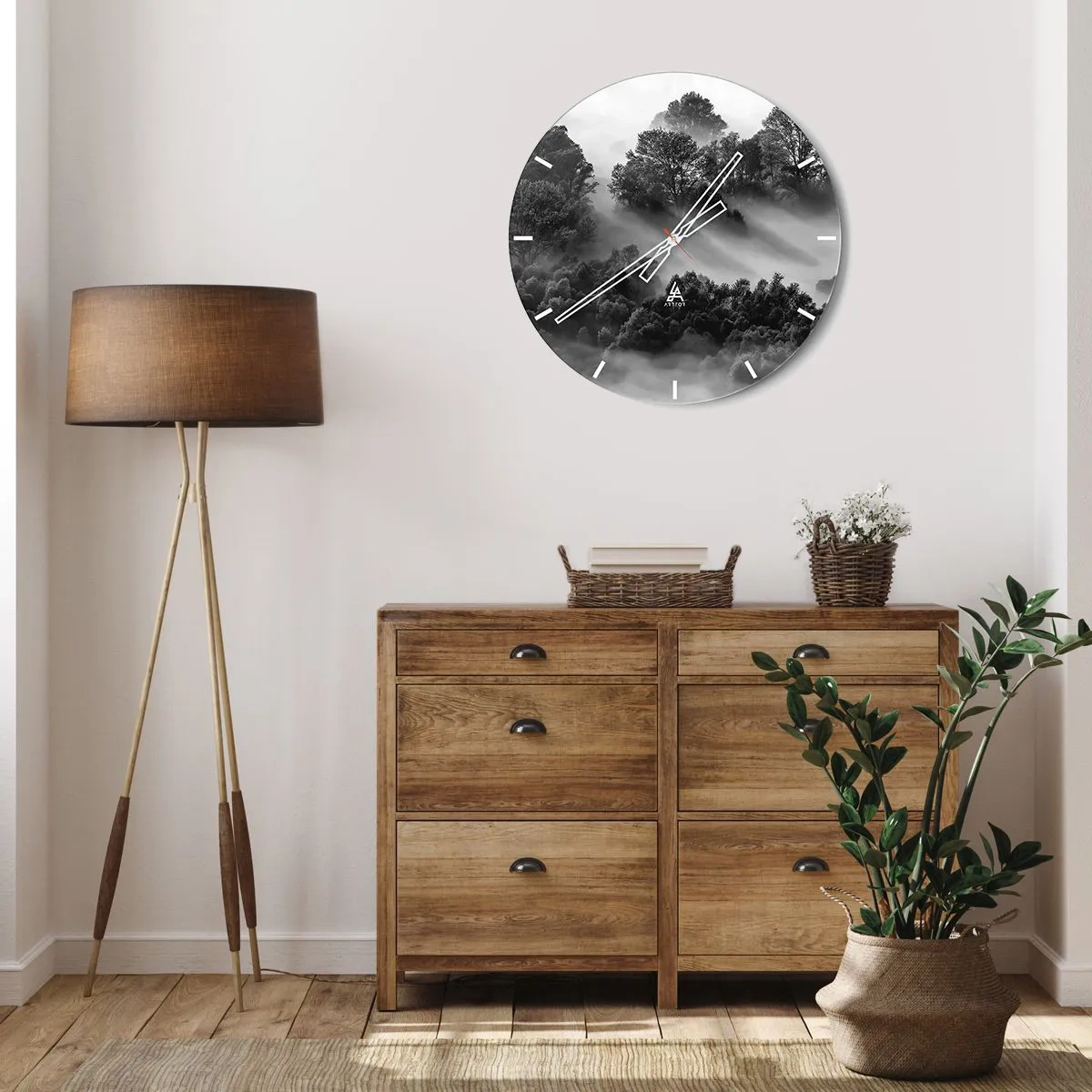 Väggklocka - Klocka på glas - Svartvitt bergslandskap med dimma i skogen - 30x30cm - Stiger ur sömnen - Modern väggdekoration för vardagsrum, kök och sovrum ARTTOR