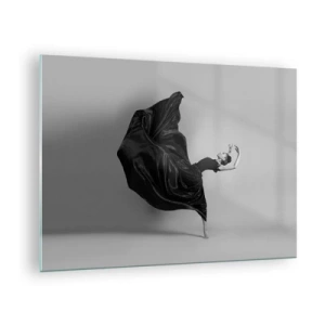 Glastavla - Bild på glas - En dansare i svart klänning svävar dynamiskt i luften - 70x50cm - Bevingad av musiken - Modern väggdekoration för vardagsrum och sovrum ARTTOR