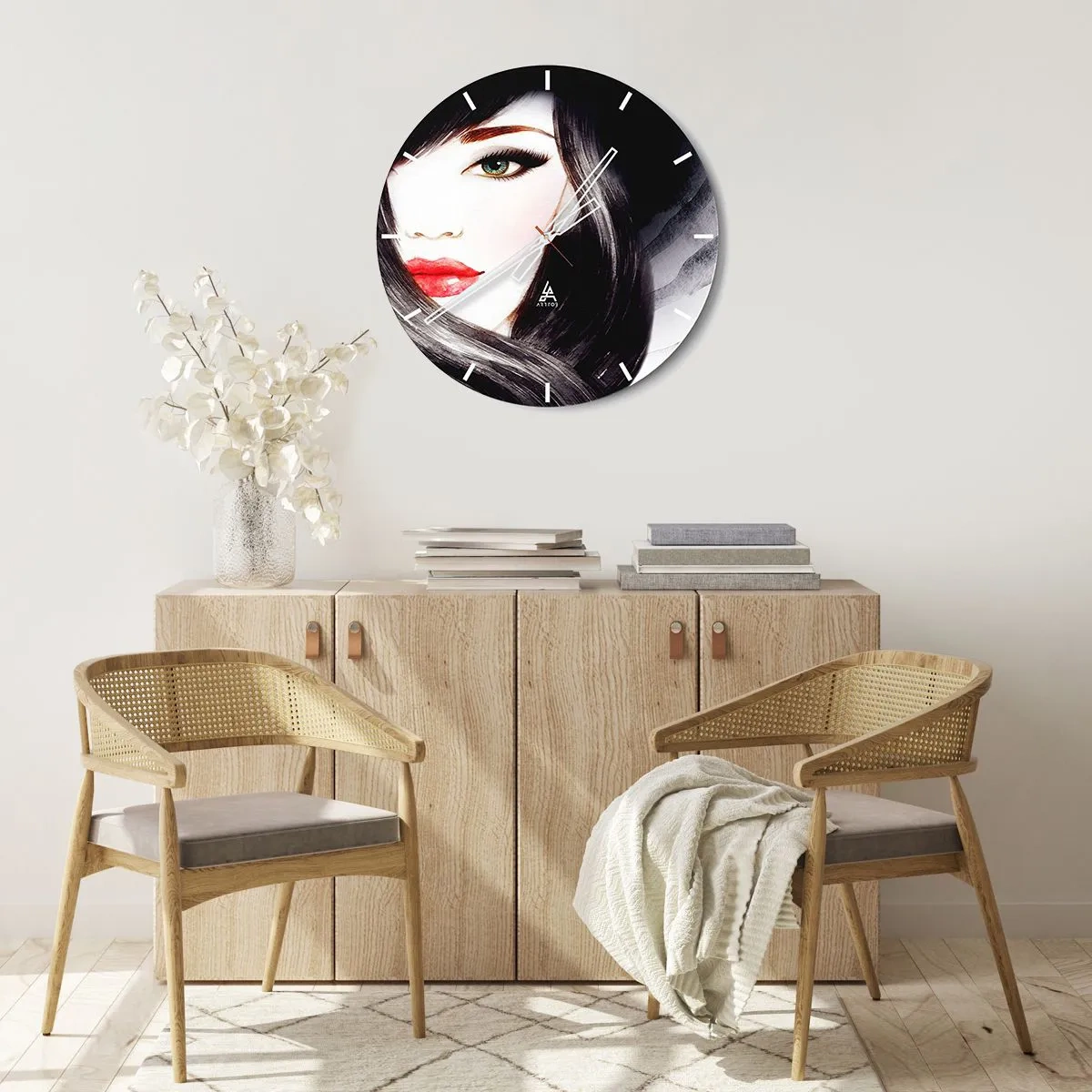 Väggklocka - Klocka på glas - Konstnärligt porträtt av en kvinna med safirfärgat öga - 30x30cm - Safirfärgad blick - Modern väggdekoration för vardagsrum, kök och sovrum ARTTOR
