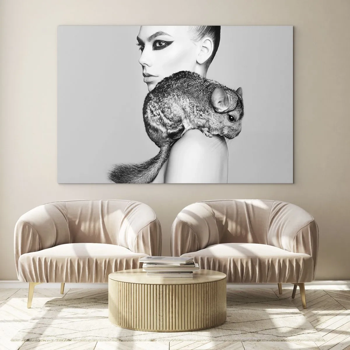 Glastavla - Bild på glas - Porträtt av en kvinna med en chinchilla i svartvitt - 70x50cm - Dam med chinchilla - Modern väggdekoration för vardagsrum och sovrum ARTTOR
