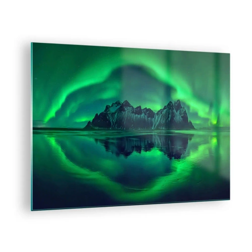 Glastavla - Bild på glas - Norrskenet svävar över ett bergslandskap och reflekteras i vattnet - 70x50cm - I skenets famn - Modern väggdekoration för vardagsrum och sovrum ARTTOR
