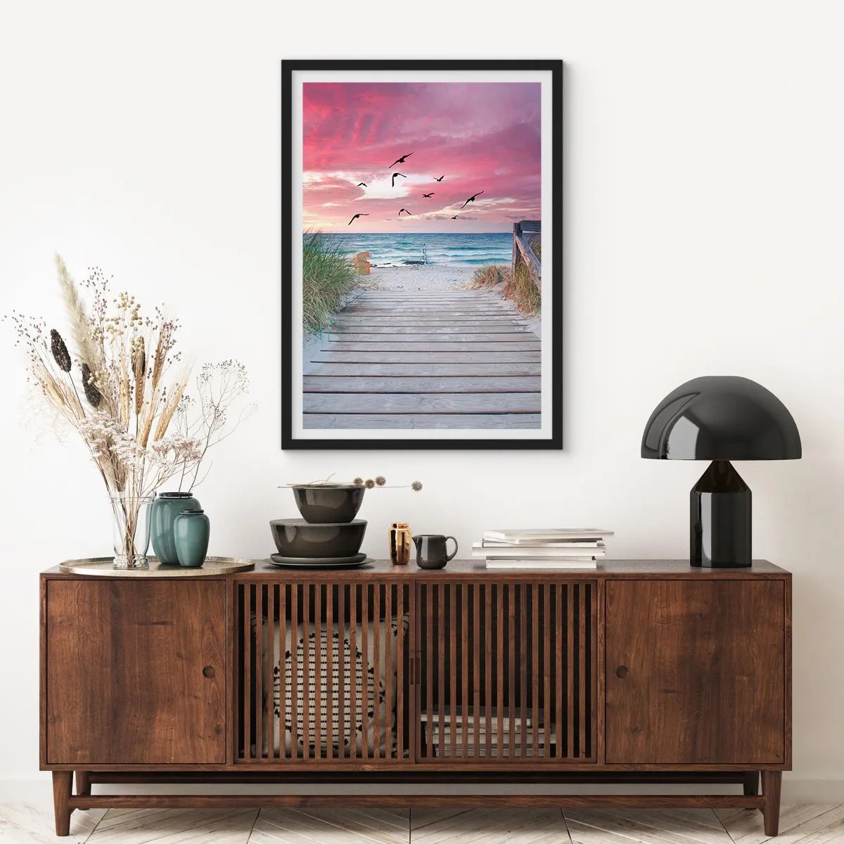 Affisch i svart ram - Trästig på stranden med utsikt över havet vid solnedgången - 50x70cm - Östersjöimpression - Modern väggdekoration för vardagsrum och sovrum ARTTOR