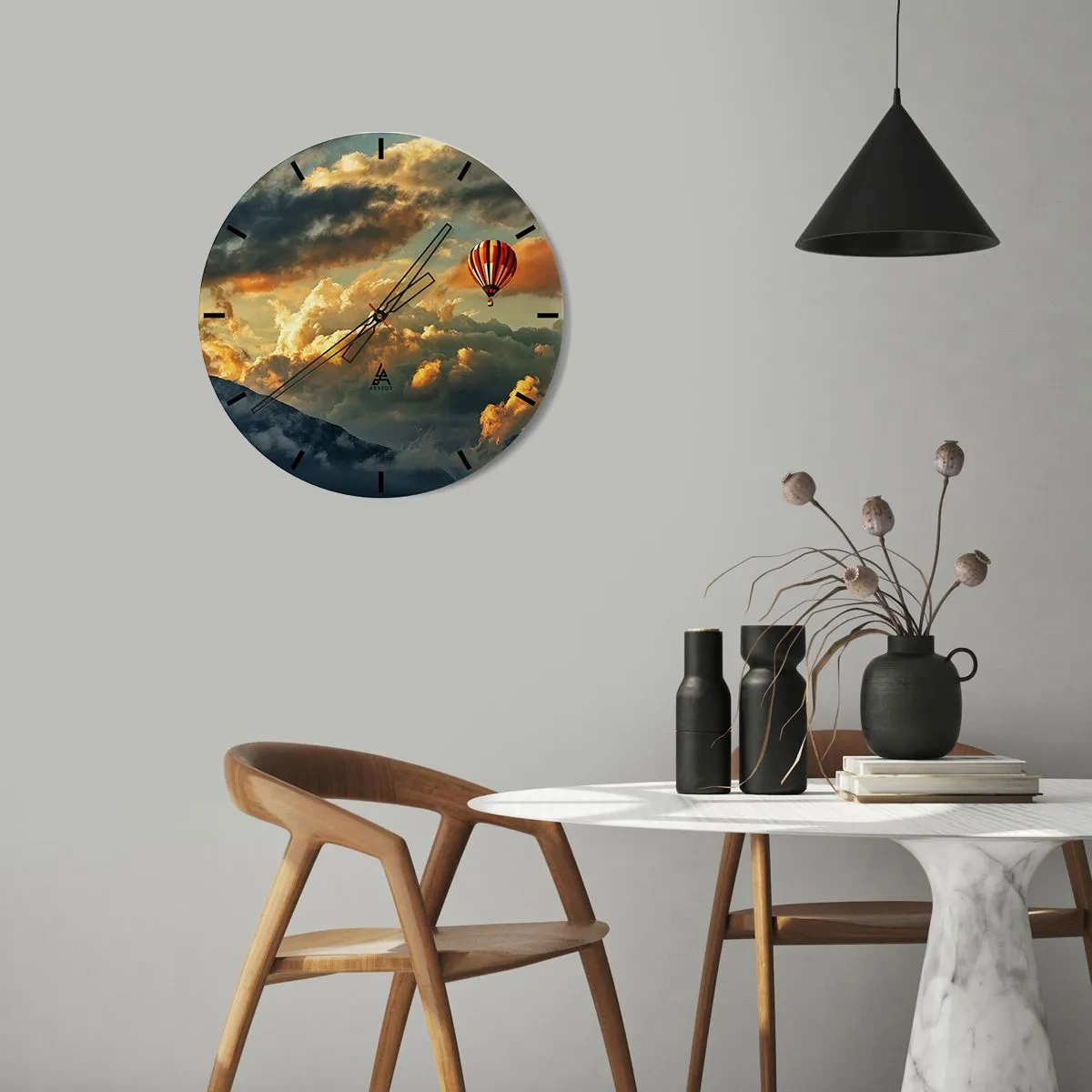 Väggklocka - Klocka på glas - En ballong som svävar bland molnen vid solnedgången - 30x30cm - Jag flyger för jag vill - Modern väggdekoration för vardagsrum, kök och sovrum ARTTOR