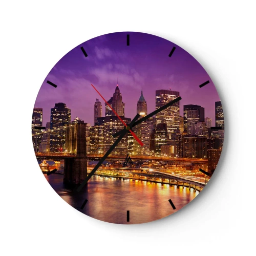 Väggklocka - Klocka på glas - Panorama över staden med bron och belysning i kvällsscenen - 30x30cm - Manhattan i violett och guld - Modern väggdekoration för vardagsrum, kök och sovrum ARTTOR