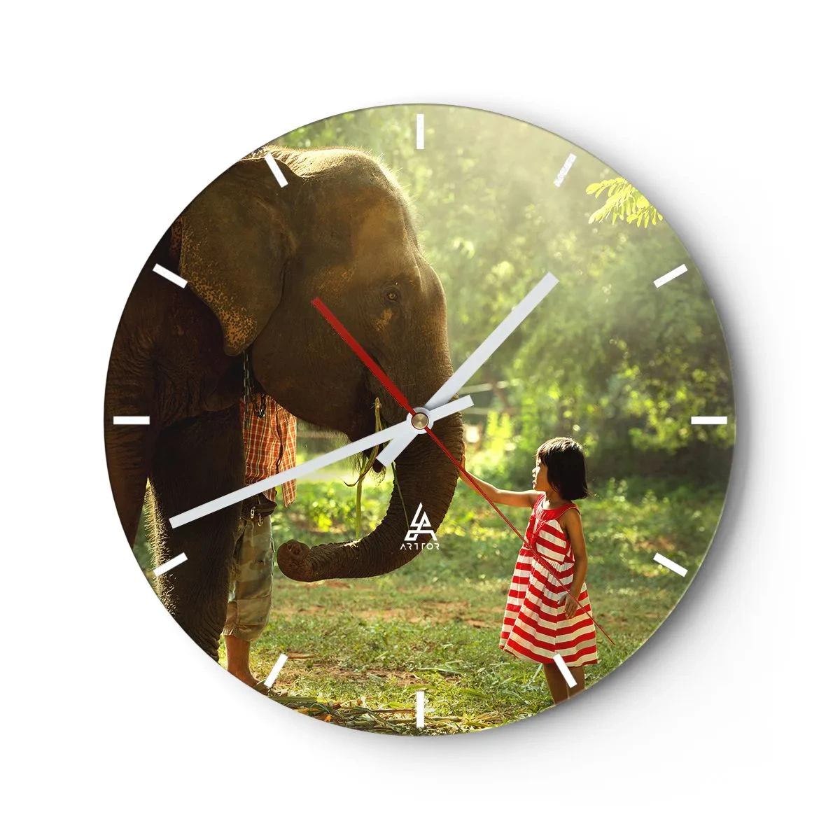 Väggklocka - Klocka på glas - En flicka i röd klänning rör vid en elefants snabel i skogen. - 30x30cm - Vänskapens styrka - Modern väggdekoration för vardagsrum, kök och sovrum ARTTOR