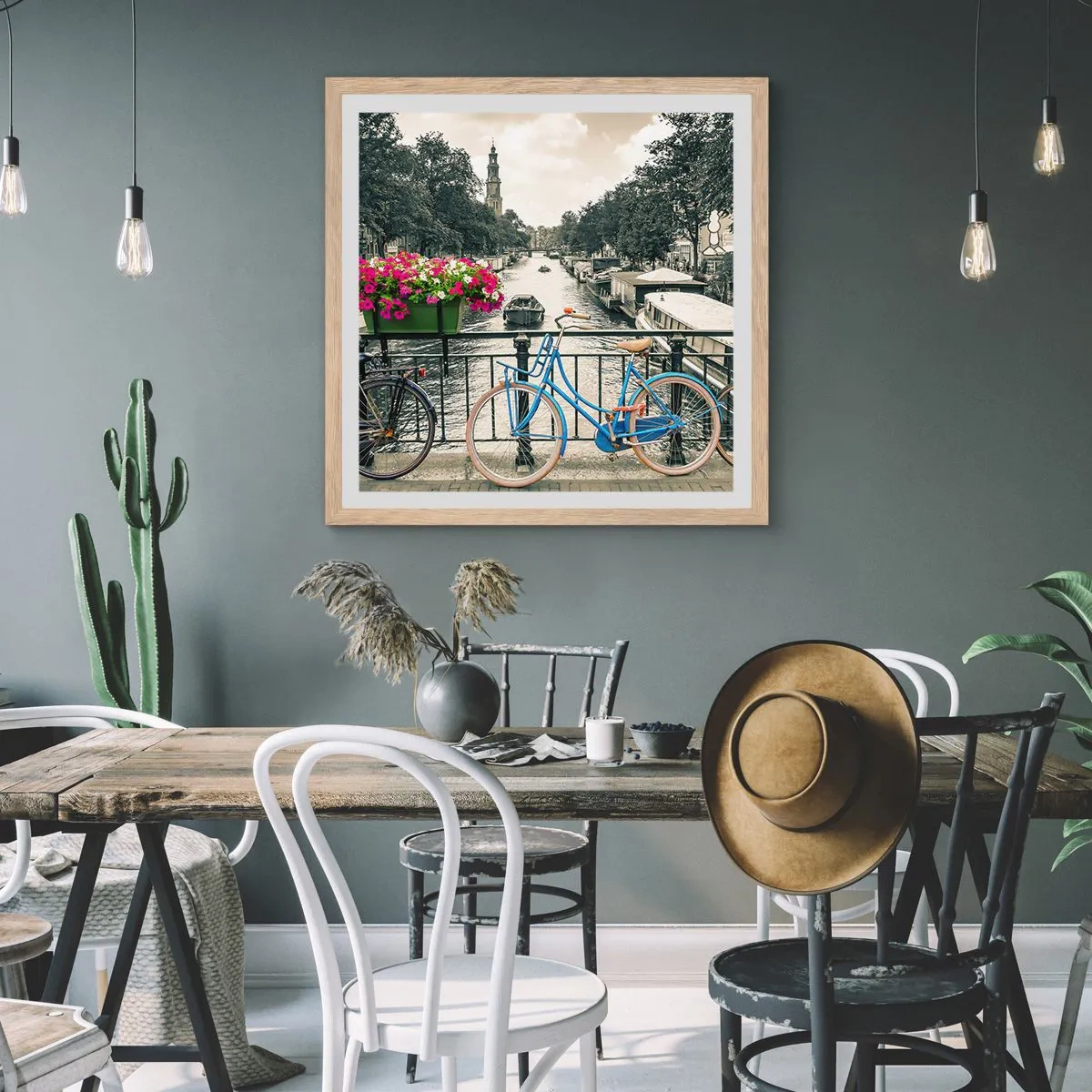 Affisch i ram av ljusek - En Amsterdams gatas färger - 30x30 cm