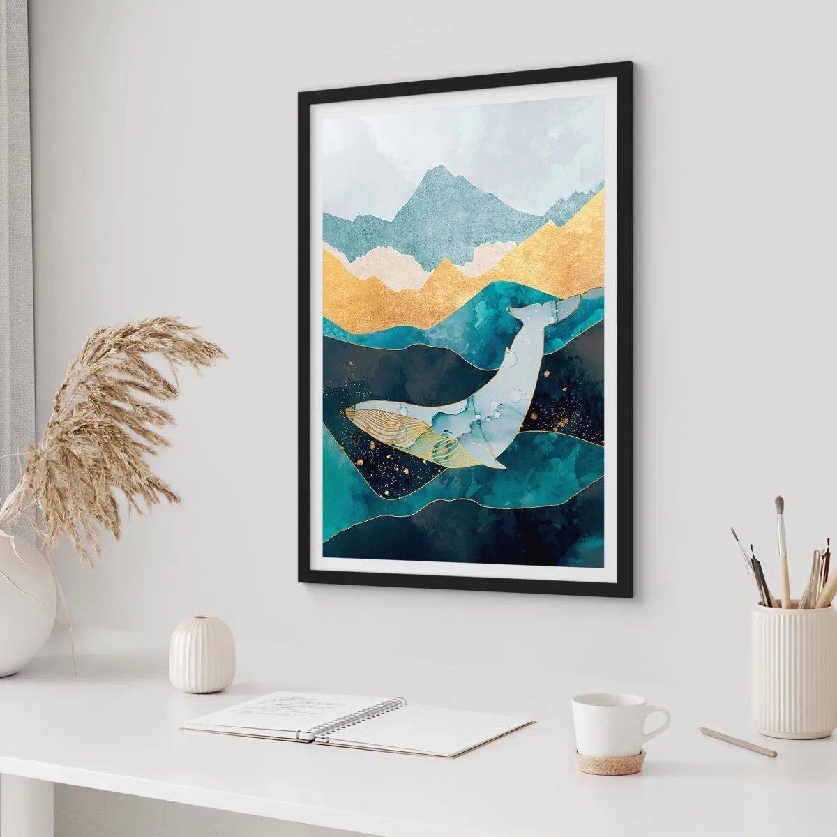 Affisch i svart ram - En abstrakt val som flyter bland gyllene vågor. - 50x70cm - Norra halvklotets kalla skönhet - Modern väggdekoration för vardagsrum och sovrum ARTTOR
