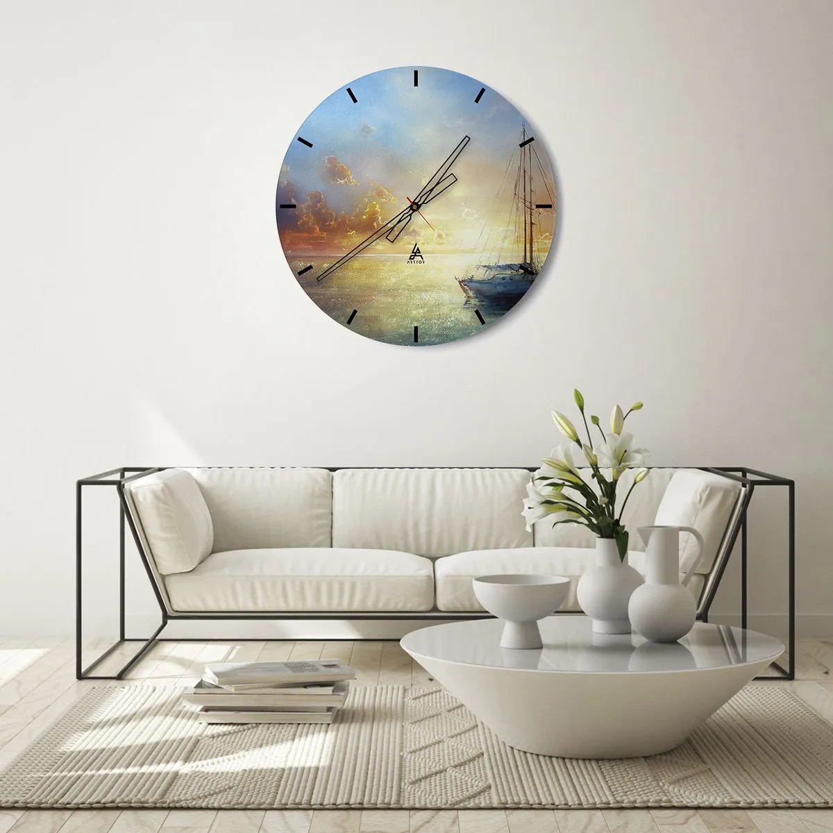 Väggklocka - Klocka på glas - En segelbåt till sjöss under solnedgången - 30x30cm - I guldviken - Modern väggdekoration för vardagsrum, kök och sovrum ARTTOR